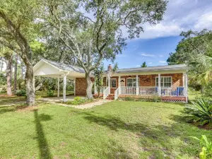 2 Mi to Mashes Sands Beach Quiet Home with Dock!