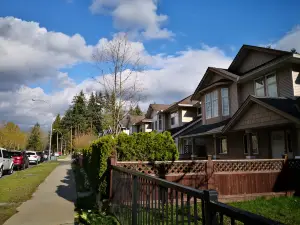 Holiday House in Coquitlam Center