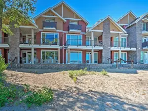 Lakefront Resort Townhome with Gas Grill & Kayaks!