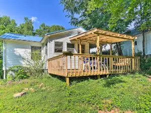 Pet-Friendly Columbus Cottage with Deck and Fire Pit!