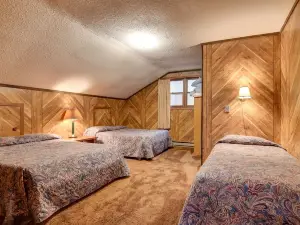 Walk to Ski Brule Slope-View Cabin, Dogs Welcome!