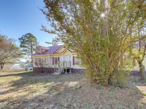 Pet-Friendly Checotah Home w/ Deck & Lake Views!