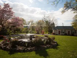 Romantic Shabby Chic Cottage on 5 acre property near wineries and Blue Ridge MTS