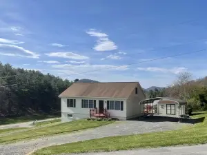 Meadow View:  cozy rural home 2 miles away from Fisher Mountain Golf Course!
