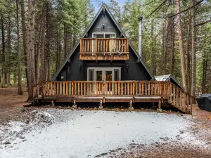 A-Frame Cabin with Hot Tub near Mount Lassen Park