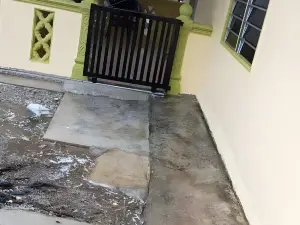 Rumah Kecil ~ 4-6 Pax Famili