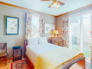 2-story home with covered patio, balcony, fireplace, streaming, great views, W/D
