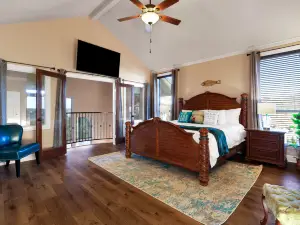 Overlooking Canyon Lake with BBQ Grill - Stunning Getaway