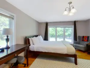 Mountain-view house with wood-burning fireplace, deck, patio, & washer/dryer