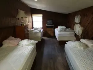 Comfy Cabin in the Woods with Extra-Large Covered Deck