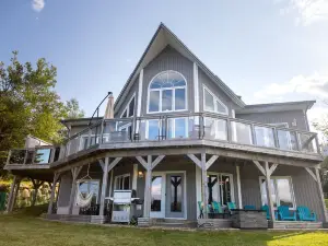 Group private water front, kayaking, wildlife, surfing, fresh ocean air and fun.