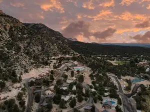 Gorgeous Airstream near East Zion National Park, Perfect for a Unique Glamping Experience