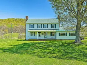Renovated KY Farmhouse Retreat w/ Pasture Views!