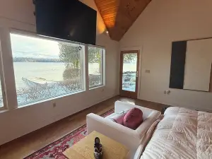 Spitfire Retreat on Lake Champlain. One Hour to Whiteface Mountain or Montreal.