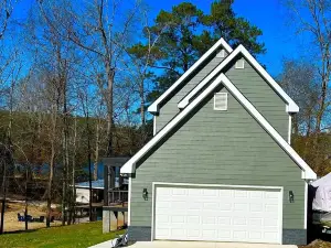 New Vacation Rental on Lake Sinclair with Boat Dock and Kayaks Sleeps 6-7!