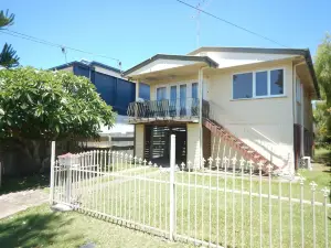 Spacious 2-Storey Home by the Bay: Sleeps 12