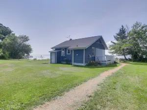 Cozy Fremont Cottage on Lake Poygan and Fishing Dock