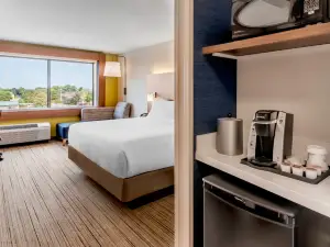 Holiday Inn Express & Suites Milwaukee – West Allis