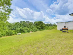 Clanton Cottage w/ Charcoal Grill & Porch!