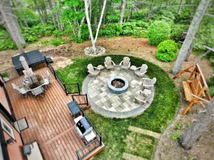 Near Pictured Rocks and trails, access to AuTrain river, with private hot tub
