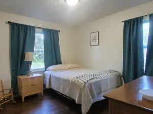 Charming 3-bedroom house in Newton Falls with WiFi and AC