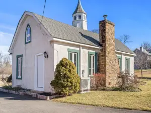Unique & Cozy Carriage House ~ Queen Beds ~ Patio!
