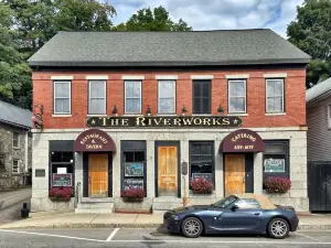 Tidy 2-Bed w/ Parking!🚗Wine!🍷UNH👩🏻‍🎓