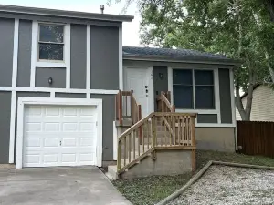 Clean Spacious Renovated Townhouse!