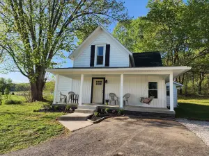 Beautiful Country Setting Welcome to Moberly Manor