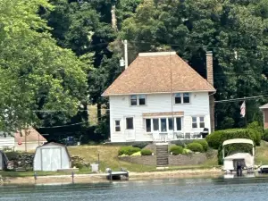 Beautiful lakehouse directly on all sports lake. Stunning views!!58ft frontage.