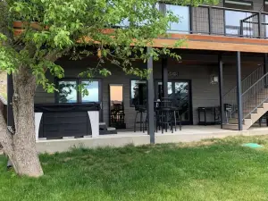 Enjoy Stunning Lake & Mountain Views. Swedish, Beachy 2 bdrms/1 bath  w/Hot Tub