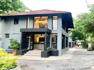 The Henry Resort Taramindu Laiya