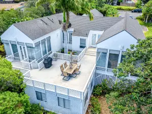 Spacious house with private gas grill, shared pool, close to golf
