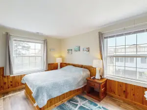 Semi-oceanfront dog-friendly cottage near beach w/top deck, outdoor pool/tennis