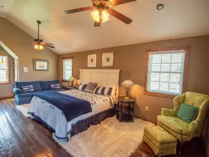 Cozy Haven - Hot Tub, Fireplace, WiFi, River Access