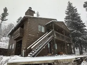 Mountain Views and Cozy Balcony - Charming Apartment Retreat