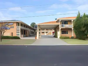 Grand Manor Motor Inn