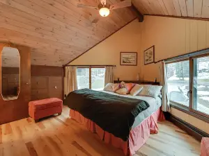 Near Canandaigua Lake: Retro Cabin w/ Deck & Views
