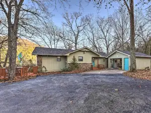 Holiday Island Home Mountain View and Hot Tub!