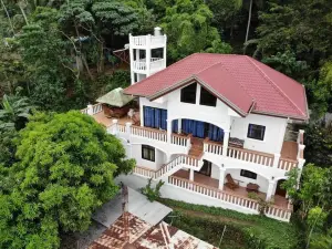 Charming 6-Bed House in Puerto Galera