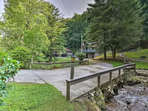Creekside Roan Mountain Cabin: Walk to Trails