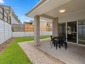 Tranquil 3B2B Home with Parking Backyard and 5Mins walk to Mall