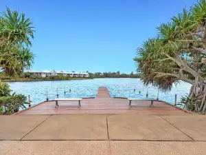 Water View Modern Three-level Townhouse in Carrara