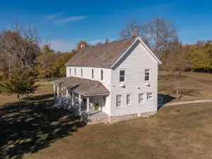 Peaceful creek-front cabin in the Ozark foothills, near historic Cherokee sites