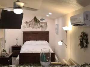 Cute little costal cabin.  One mile from Lake Tenkiller.  Private Spa/Hot Tub