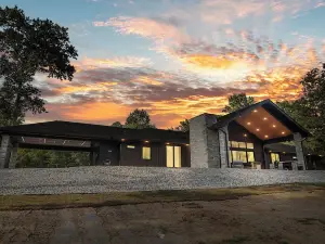 Cozy 3-bedroom house on the Little Missouri River close to lake Greeson!