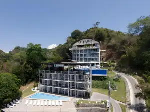 El Faro Containers Beach Hotel