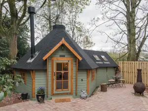 Cozy Carluke Lodge Retreat