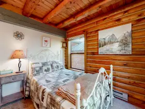 Woodland Chalet | Cabin in New Meadows with grill, deck, fireplace & W/D