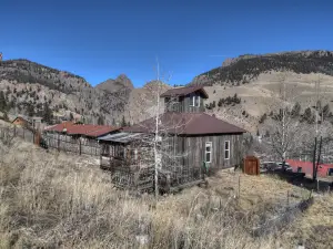 Breathtaking Views and Cozy Modern Comfort - Stunning Hilltop Retreat
